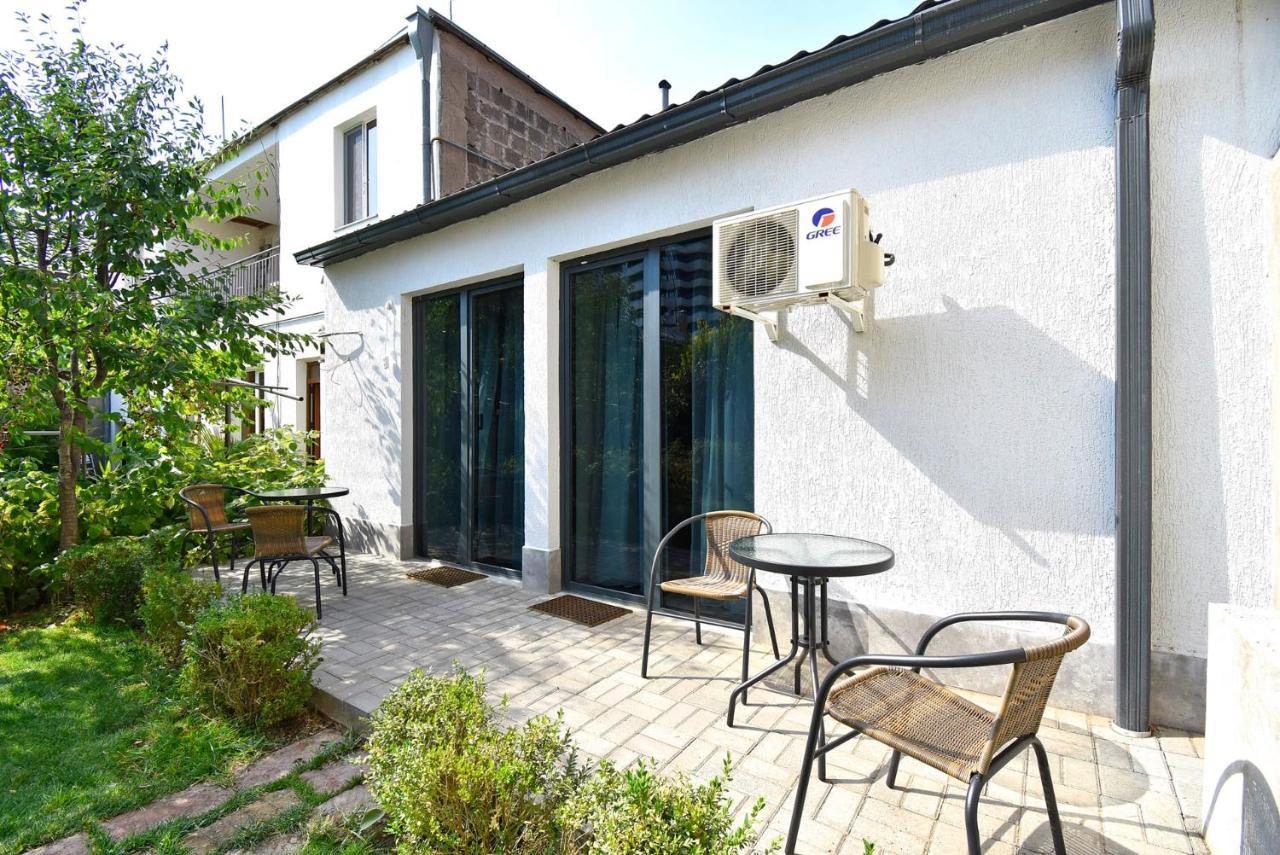 The Nut Guest House Γιερεβάν Εξωτερικό φωτογραφία