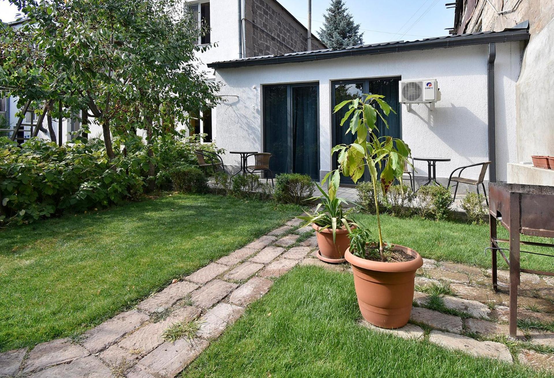 The Nut Guest House Γιερεβάν Εξωτερικό φωτογραφία